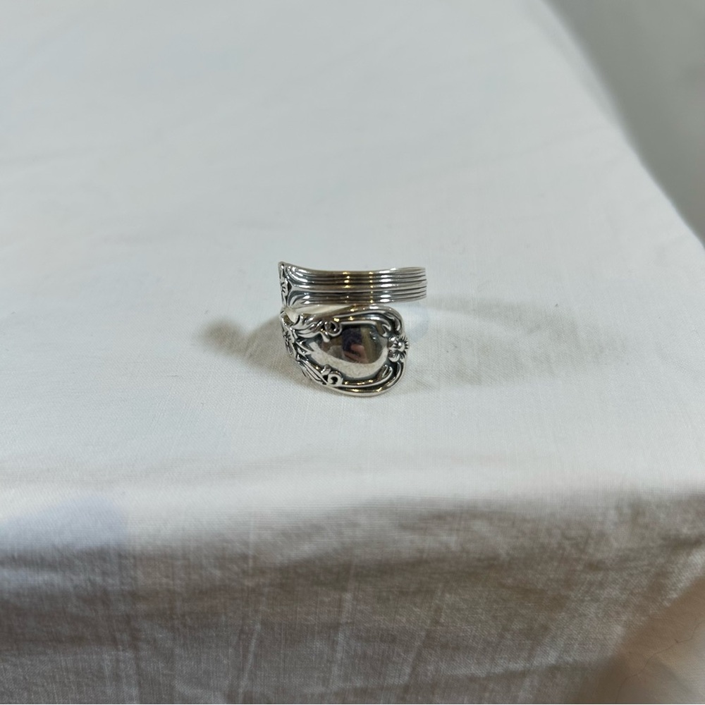 Vintage 1990s Avon Sterling Silver Spoon Ring w/ Floral Details Adjustable - Picture 8 of 9